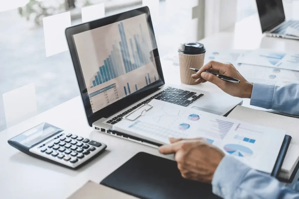 empreendedor digital trabalhando em home office no Brasil
