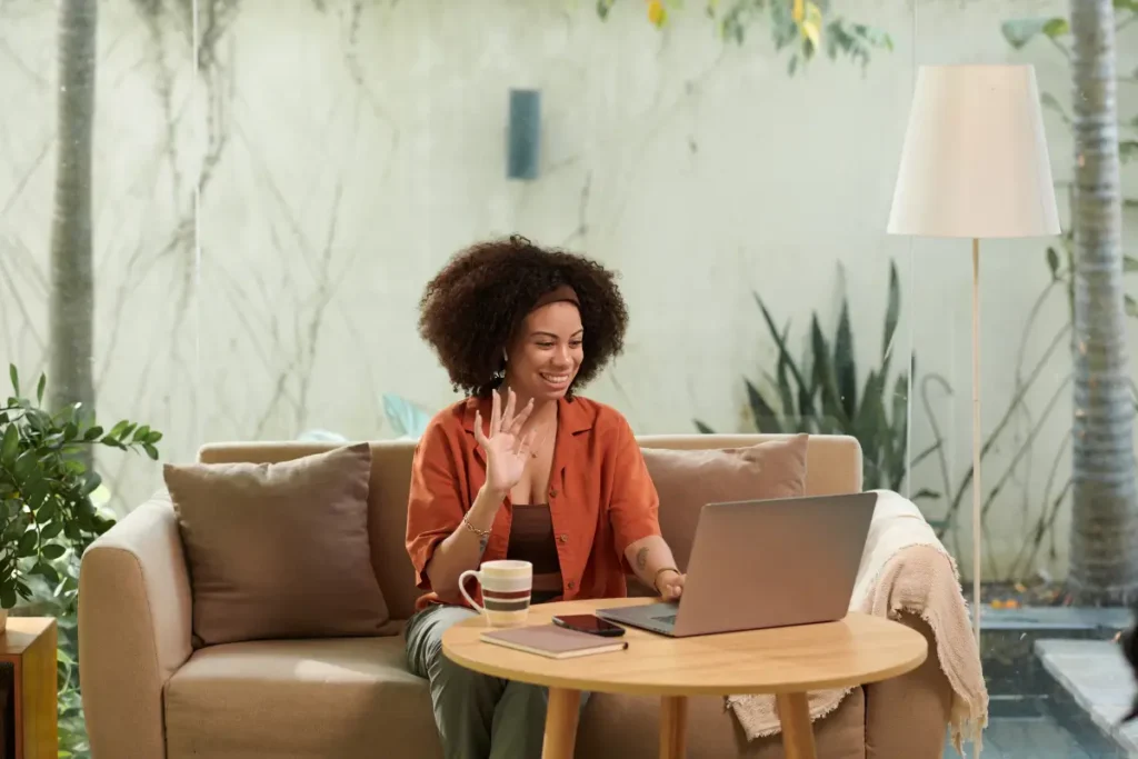 Descubra Como Iniciar Negócios Online no Brasil e Transformar Sua Vida 3 Passo a Passo para Iniciar Seu Negócio Online do Zero. Mulher estudando online para começar seu empreendimento digital